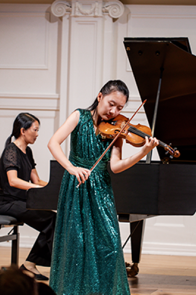 MIC student violinist